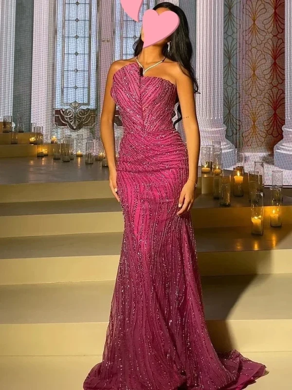 Pink mermaid evening dress decorated with lace and beading
